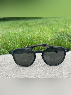 Meller Chaun Round Black Sunglasses with Gradient Lenses